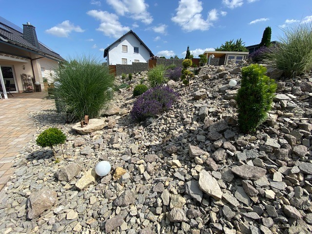 Gartenlandschaft Steinbeet Bepflanzungen Sichtschutzzaun