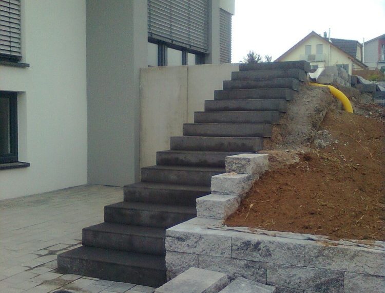 Außenanlage mit Treppenbau, Winkelstutzen, Gabionen und Pflasterarbeiten